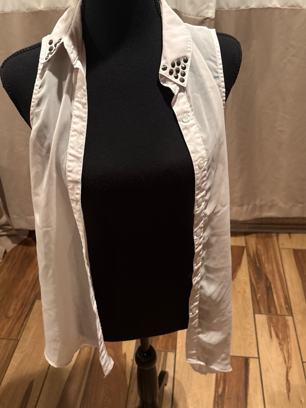 Material Girl White Sleeveless Stud-Collar Button Front Blouse